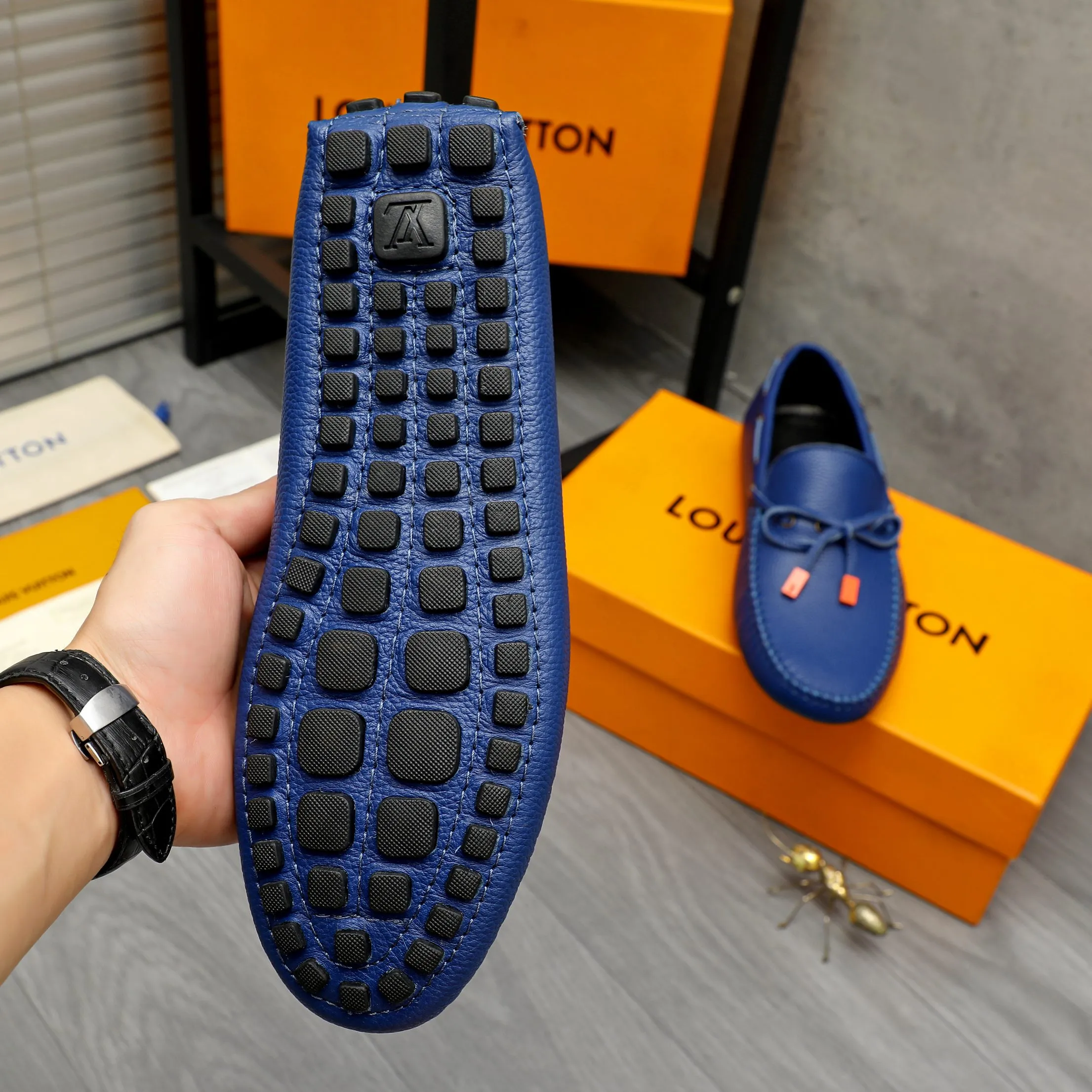 Men's shoes 💰420 Product trademark: LV "Louis Vuitton" casual slip-on shoes Regular size: 38-46 (45.46 custom-made, non-returnable) Product materials: Selected pebbled cowhide upper, sheepskin lining, original bean outsole